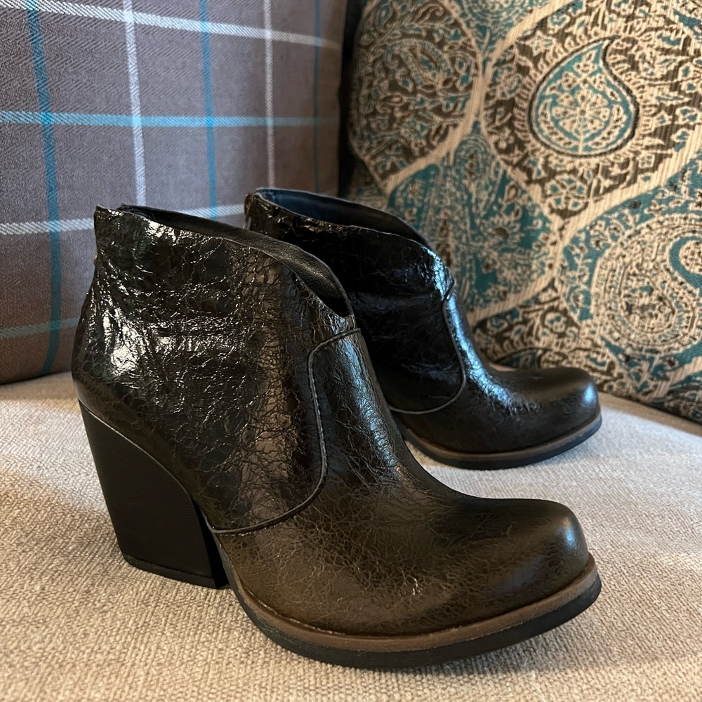 NEW Korks Block heel Bootie Brown